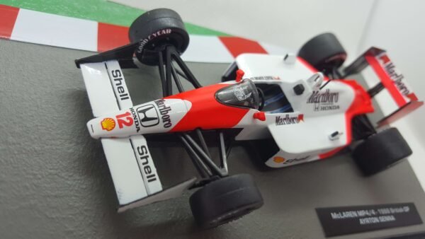 Scalemodz modellautó Formula1 Mclaren MP4 versenyautó szponzor maitricákkal elölnézetből