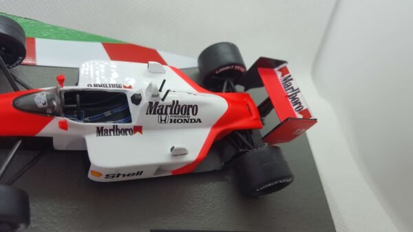 Scalemodz modellautó Formula1 Mclaren MP4 versenyautó szponzor maitricákkal felülnézetből