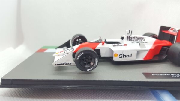 Scalemodz modellautó Formula1 Mclaren MP4 versenyautó szponzor maitricákkal oldalnézetből