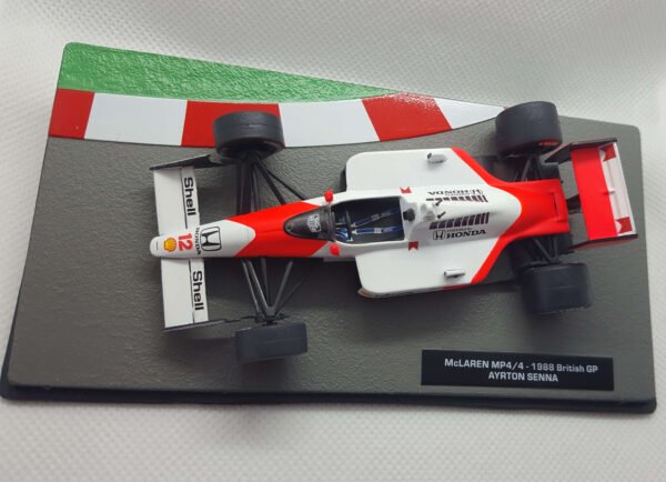 Scalemodz modellautó Formula1 Mclaren MP4 versenyautó csíkos maitricákkal felülnézet