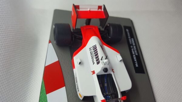 Scalemodz modellautó Formula1 Mclaren MP4 versenyautó csíkos maitricákkal felülnézet