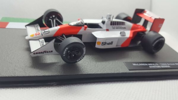 Scalemodz modellautó Formula1 Mclaren MP4 versenyautó csíkos maitricákkal oldalnézet