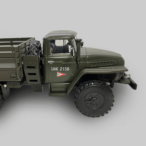Scalemodz fém modell teherautó Magyar katonai Ural vizes matrica oldalnézet
